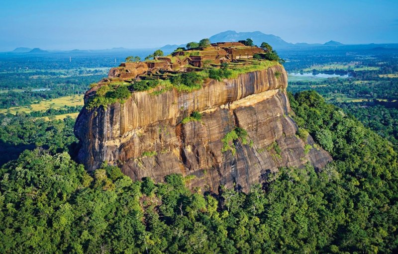 Скальное плато Сигирия («львиная скала») в самом центре острова Шри-Ланка. Фотограф Филипп Мишель.