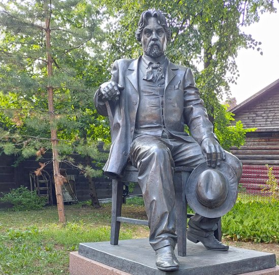 Памятник В.И.Сурикову в усадьбе