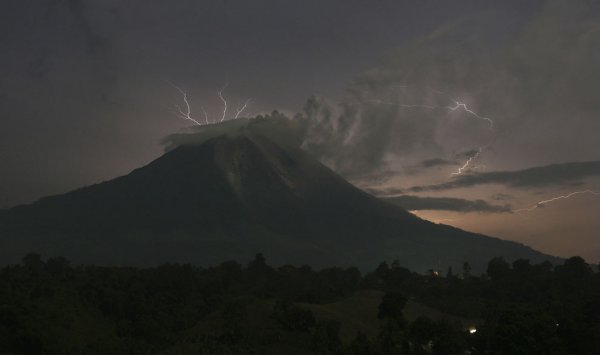 Новости в фотографиях - Мощное извержение вулкана Синабунг - №19