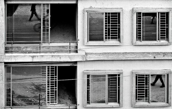 Взгляд в окно - искусство черно-белых фото - №26