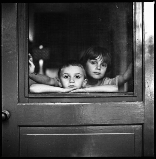Взгляд в окно - искусство черно-белых фото - №30