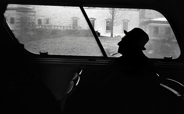 Взгляд в окно - искусство черно-белых фото - №34