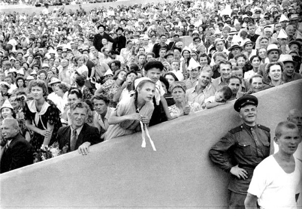 1954 Москва, Зрители на трибунах стадиона Динамо во время спортивного праздника