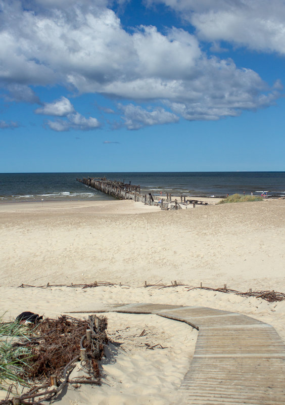 Берег, море, облака. - Роман Рыжиков