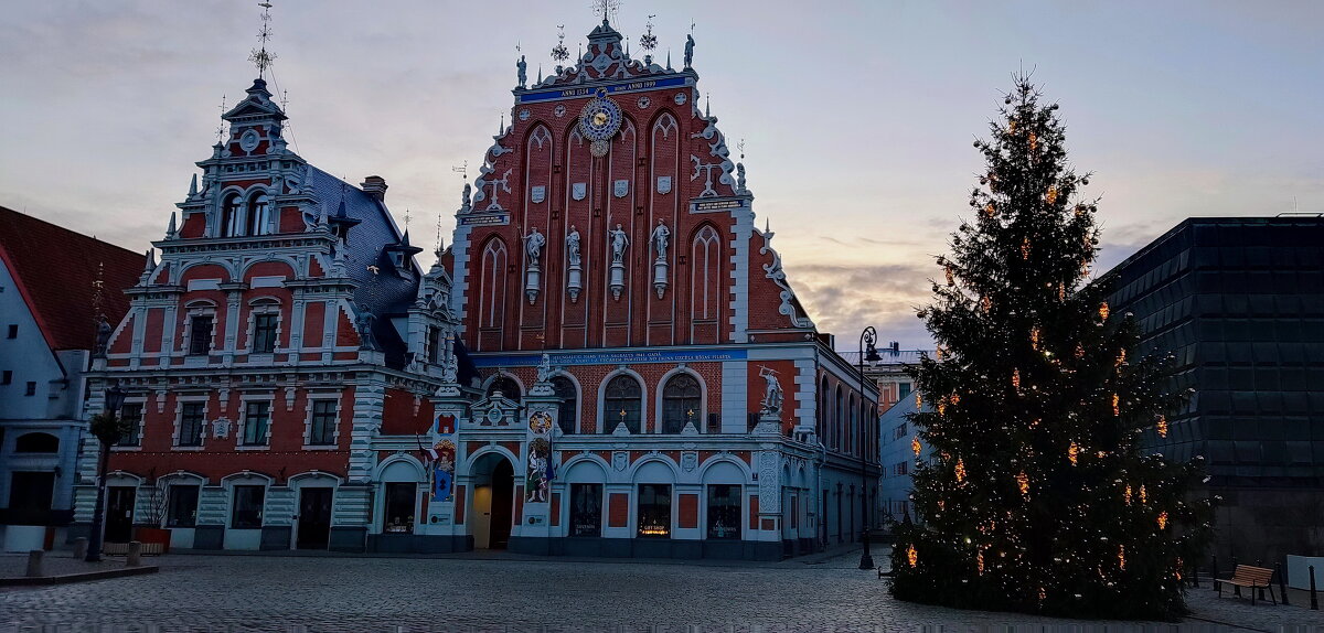 Скромная ёлка на рижской Ратуше.. - Татьян@ Ивановна