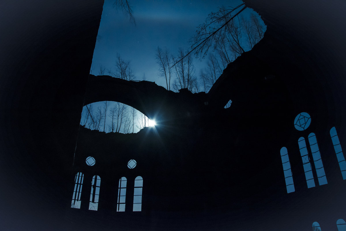 Ночь в заброшенном храме. - Александр Крылов