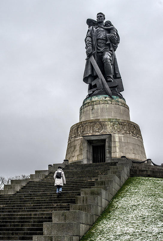 ...Treptower Park. Berlin. - mikhail grunenkov