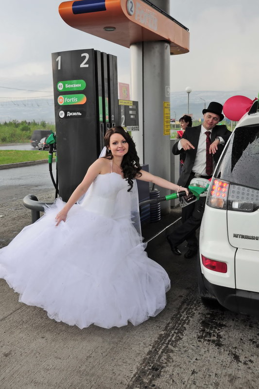 На заправке. - Александр Максименко