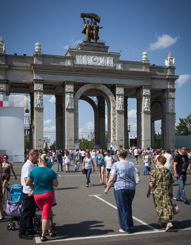 Перед Центральным входом - Константин Фролов