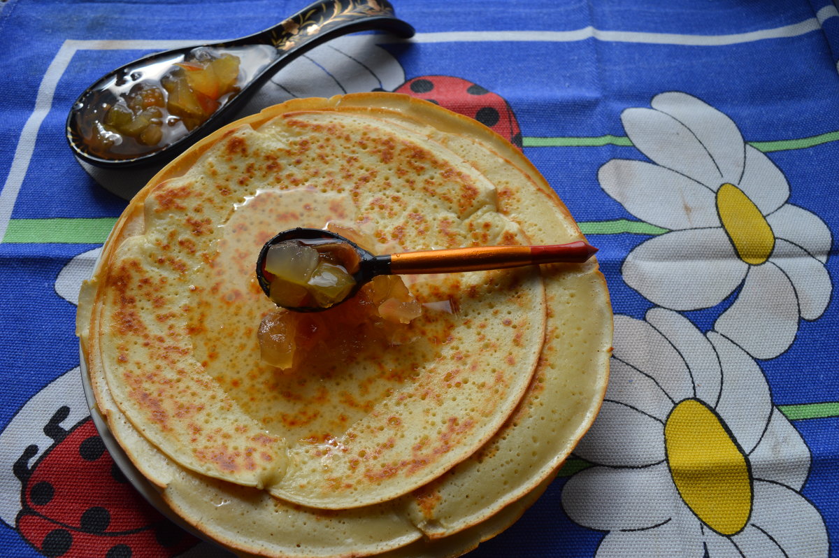 блины на кислом молоке с яблочным вареньем - Ловец . блины на кислом молоке с яблочным вареньем - Ловец .