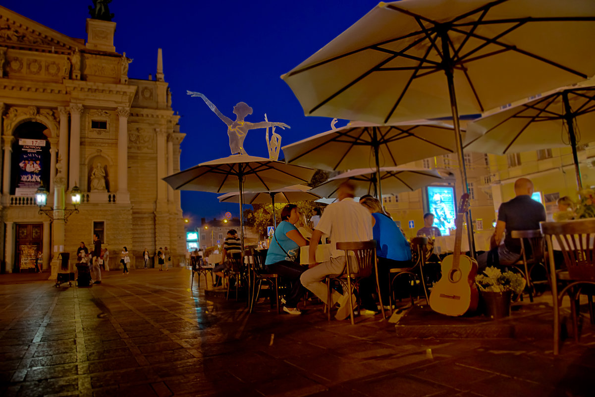 У театра. - Светлана Дымченко