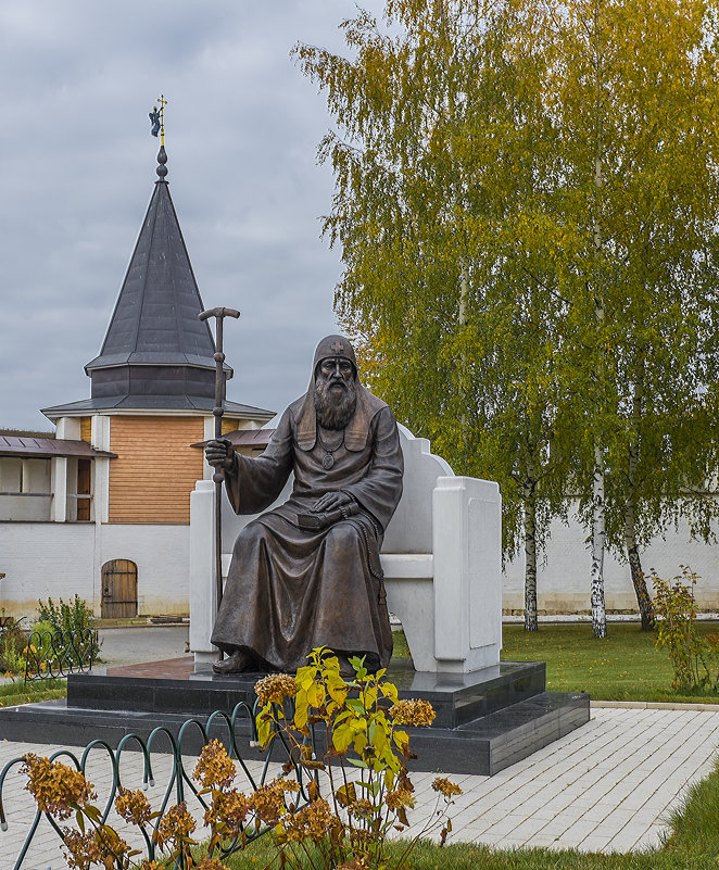 Памятник Патриарху Иову в Свято-Успенском Старицком монастыре. - Михаил "Skipper"