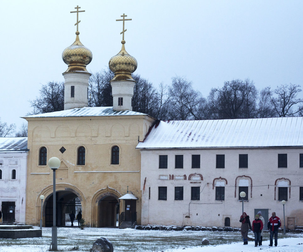 Двухпролетные «СВЯТЫЕ ВОРОТА» с церковью Вознесения,Тихвинский Богородичный Успенский монастырь - Слава 