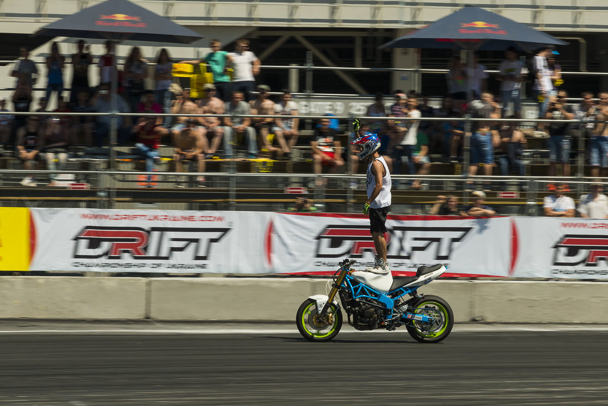 Unknown stunt bikers entertain the audience - Сергей 