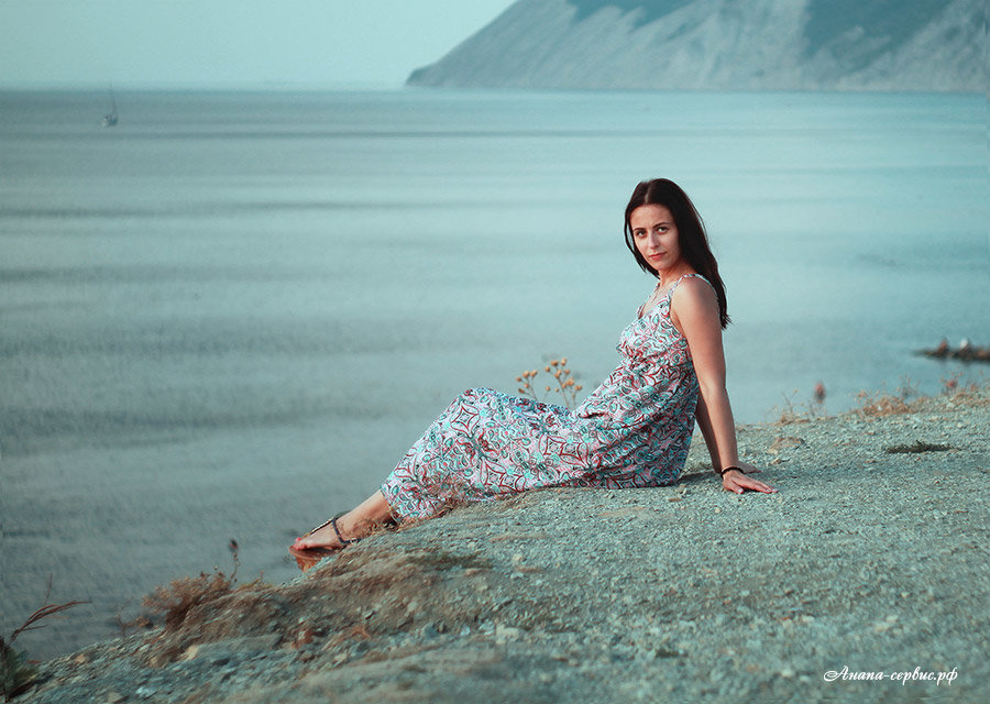 Девушка у моря - Михаил Тихонов