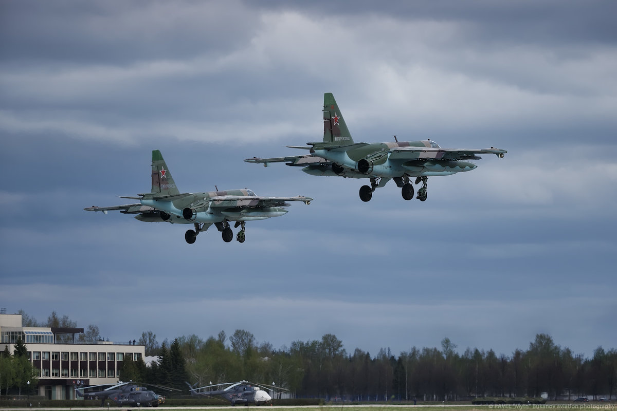 Посадка парой парадных Су-25 на аэродроме Кубинка, после возвращения из Москвы. - Павел Myth Буканов