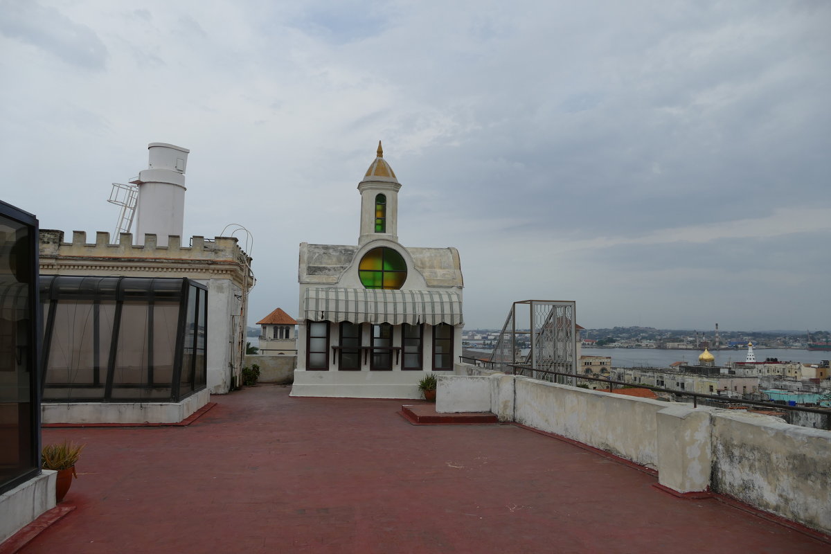 Башня Леонардо Да Винчи (там находится камера-обскура). На крыше отеля Los Frailes (Гавана) - Юрий Поляков Башня Леонардо Да Винчи (там находится камера-обскура). На крыше отеля Los Frailes (Гавана) - Юрий Поляков