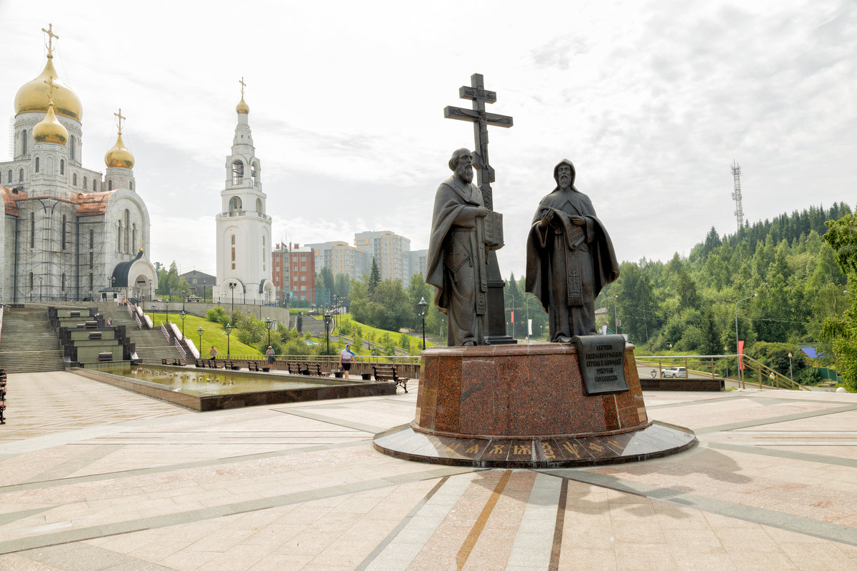 Ханты-Мансийск, памятник Кириллу и Мефодию - Михаил Рехметов