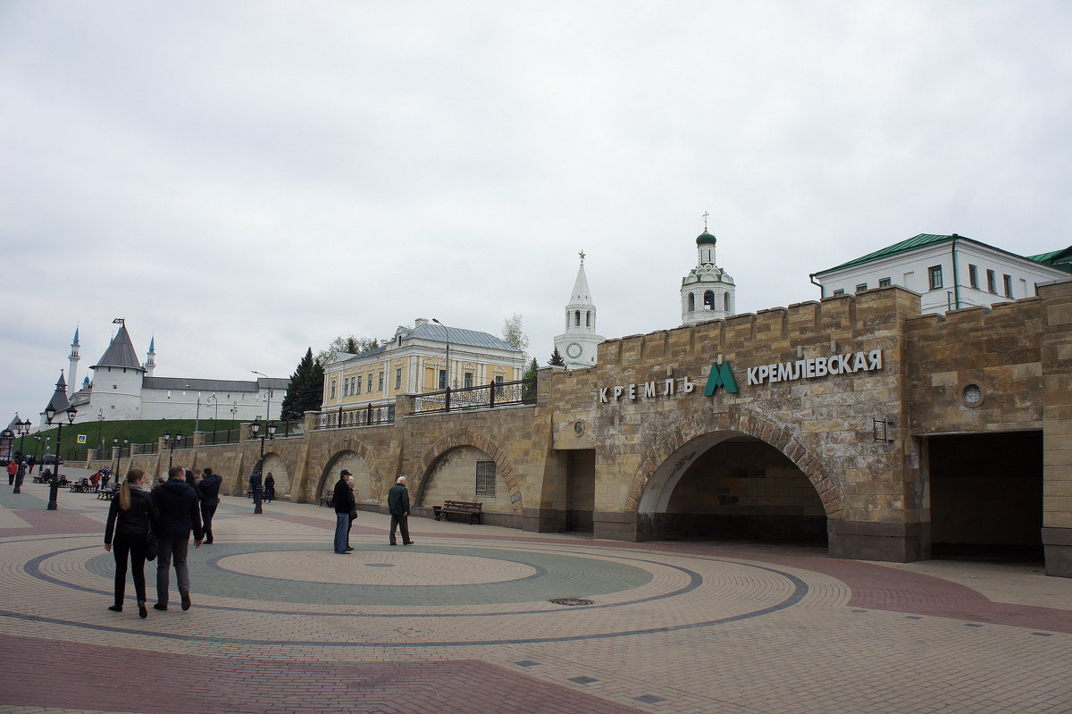 Начало улицы Баумана со входом в южный вестибюль станции метро «Кремлёвская» - Елена Павлова (Смолова)