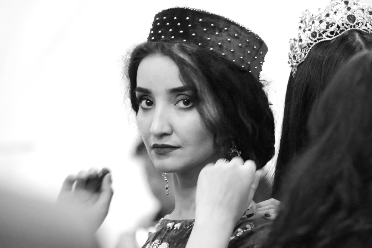 .... Взгляд в толпе - Колибри М