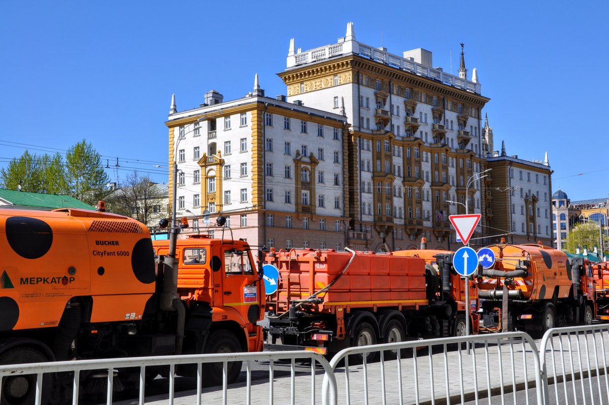 Большая уборка у ворот посла... - Анатолий Колосов