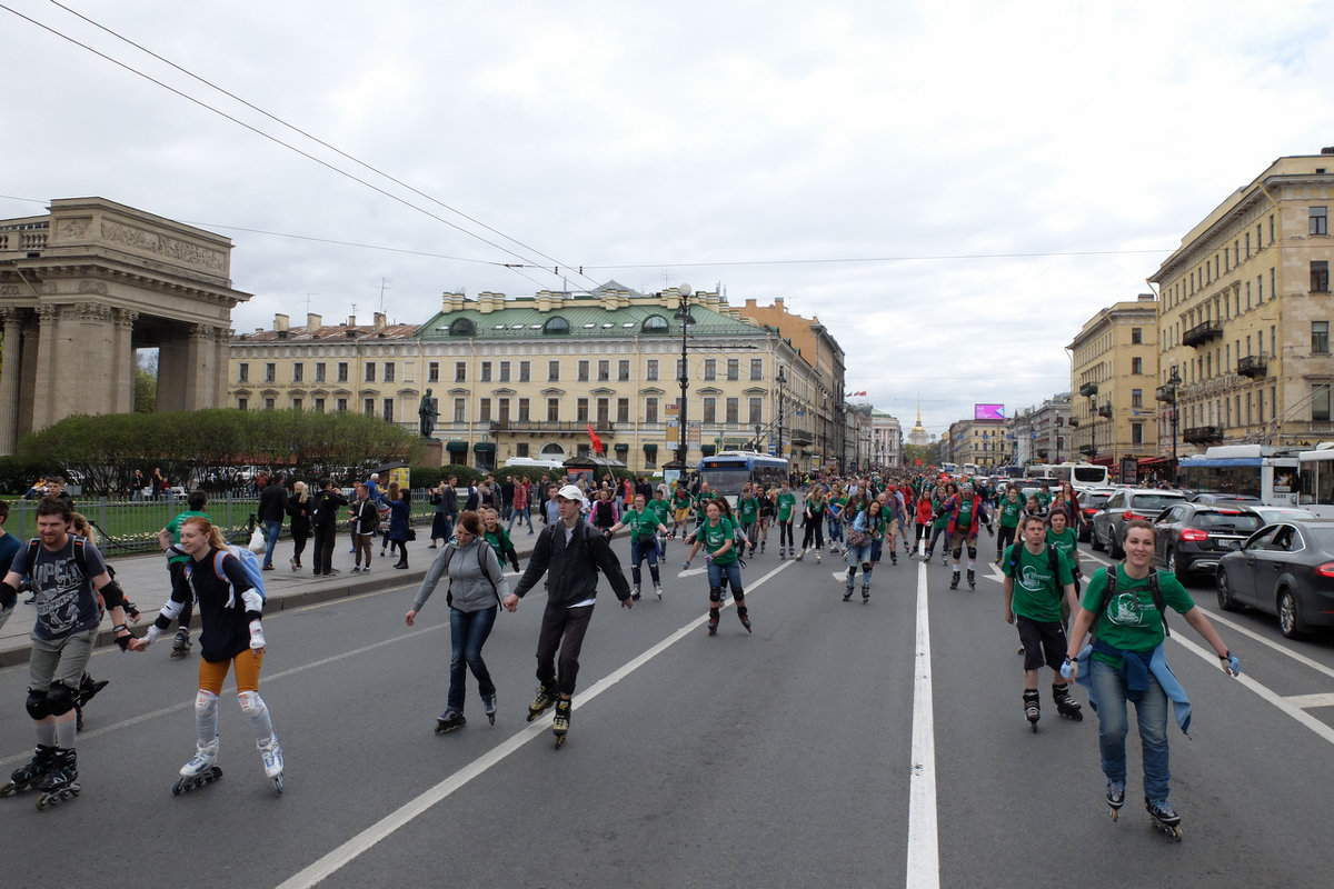 На роликах по центру Петербурга..Невский стоит..)) - tipchik 