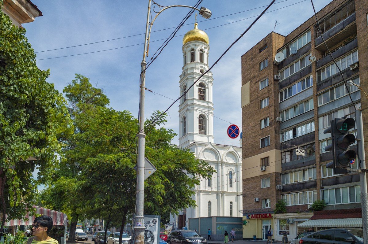 Летний день в городской тесноте. - Вахтанг Хантадзе