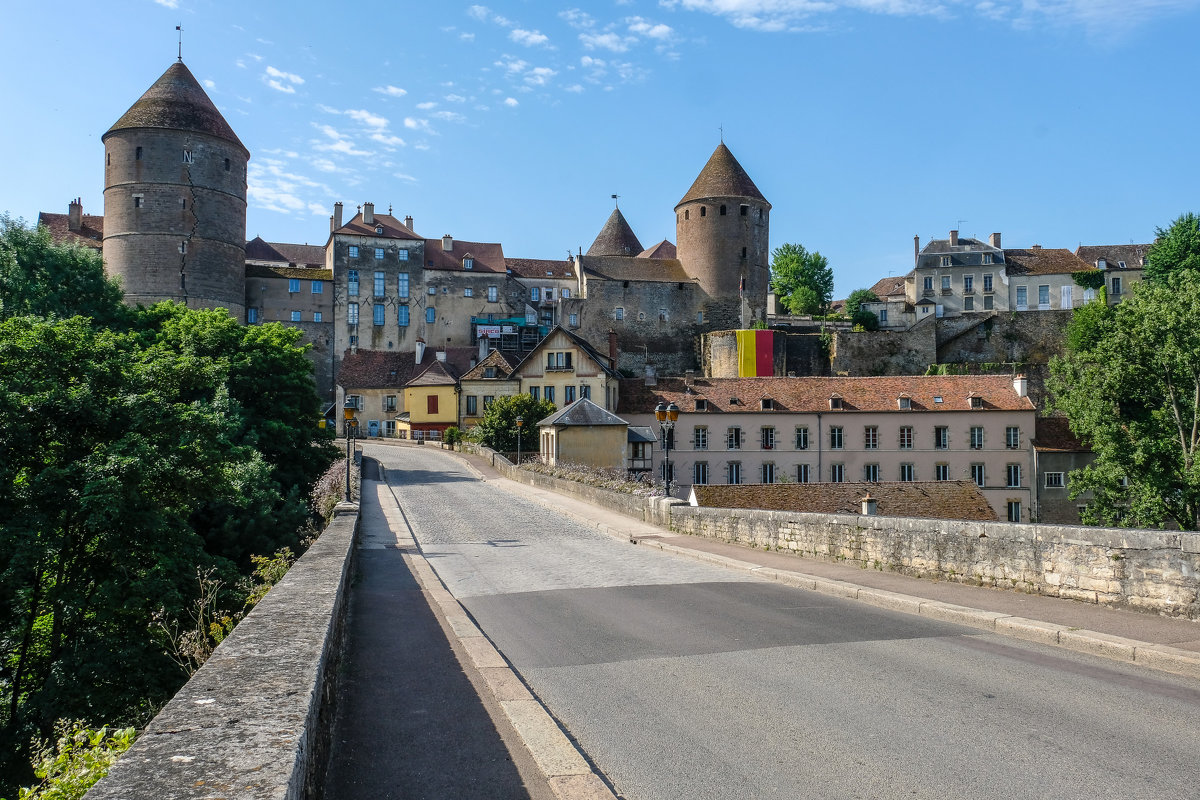 замок Монбард  10-ый век  (chateau de Montbard) - Георгий А