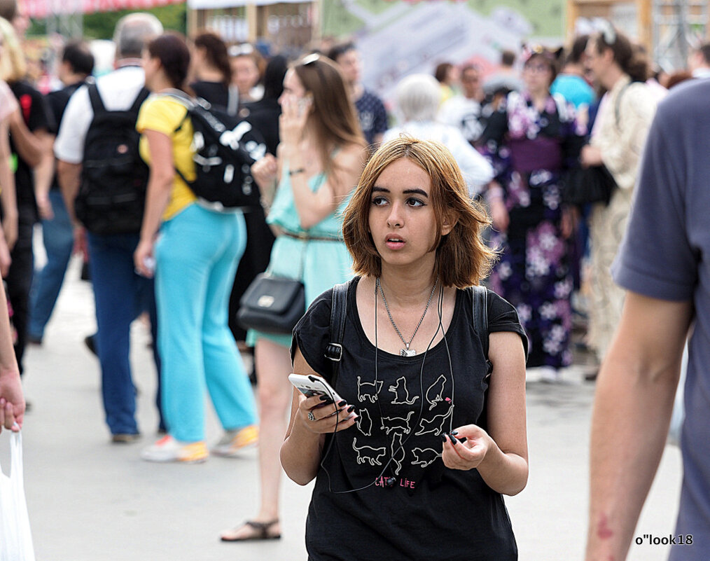 девичьи лики в толпе - Олег Лукьянов