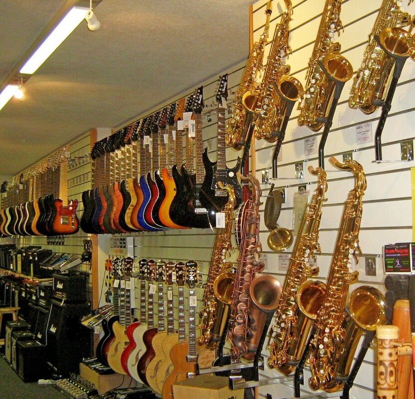 В музыкальном магазине - Юрий Тихонов