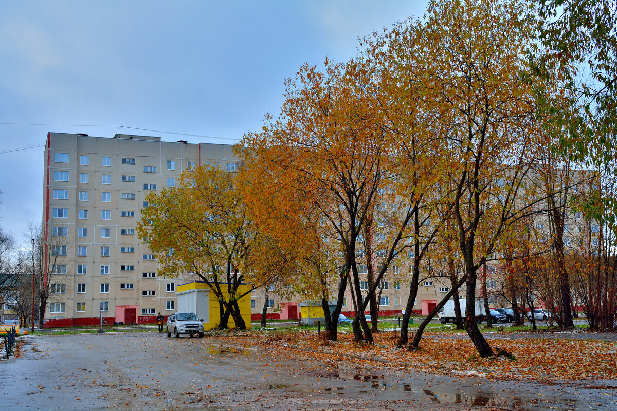 Октябрь в нашем городке. - Александр Зуев