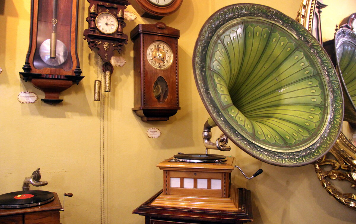 У граммофона. - Маргарита ( Марта ) Дрожжина