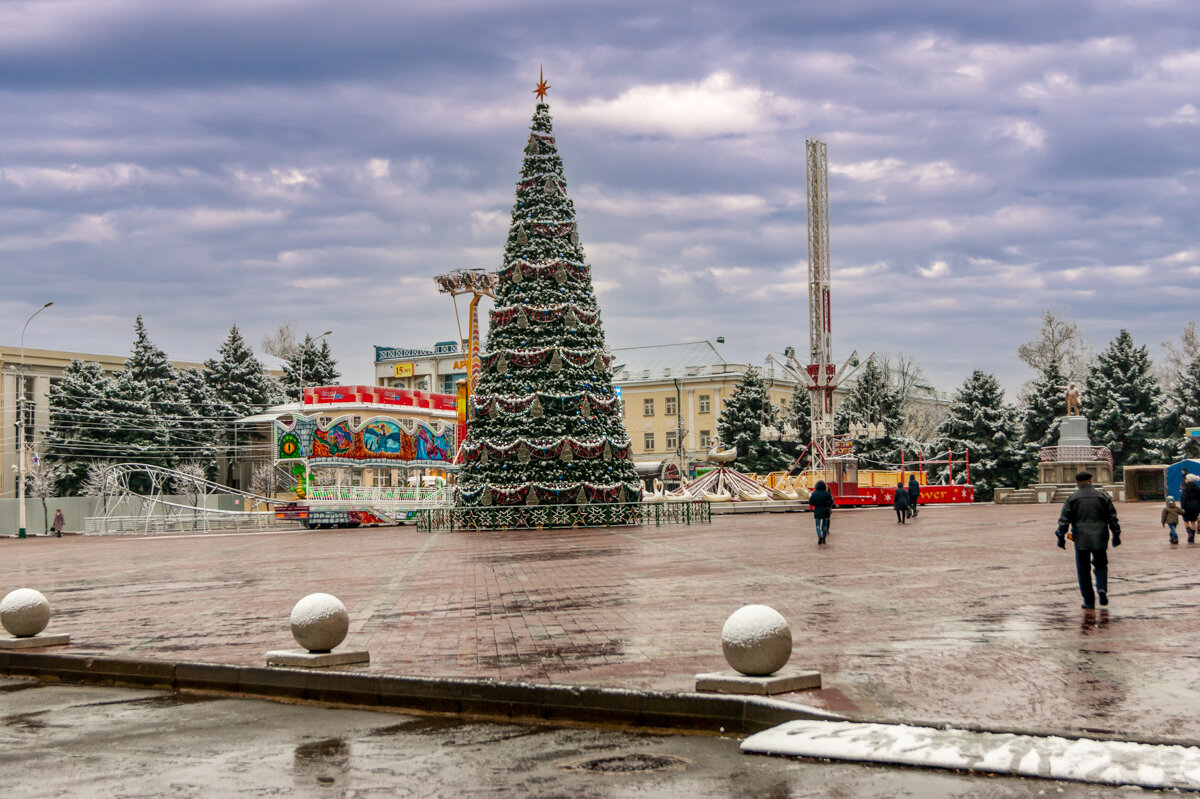 На городской площади - Игорь Сикорский