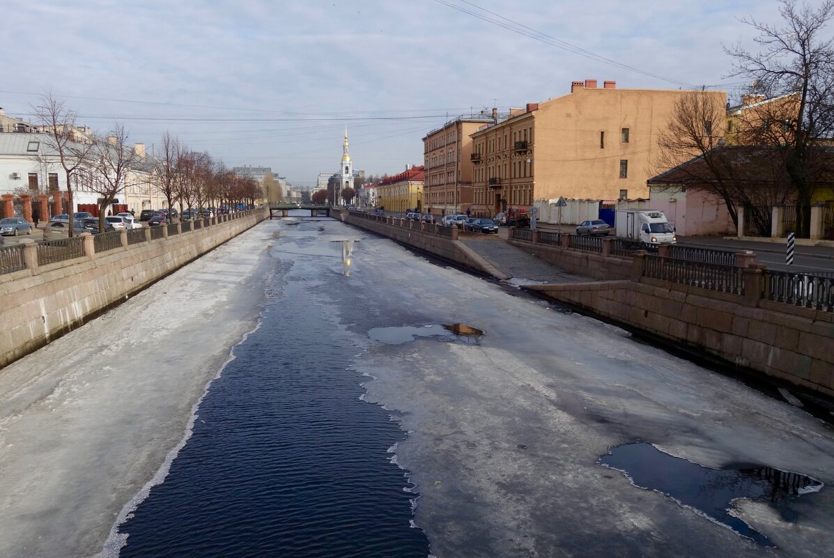 на Крюковом канале сегодня ещё лёд - Елена 