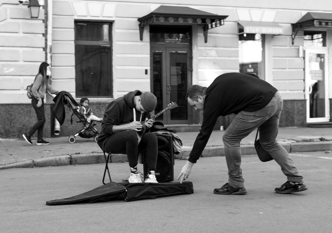 Три струны ударю поперек - И придут, откуда неизвестно, И девочка та, и тот паренек Из школьного орк - Стас 