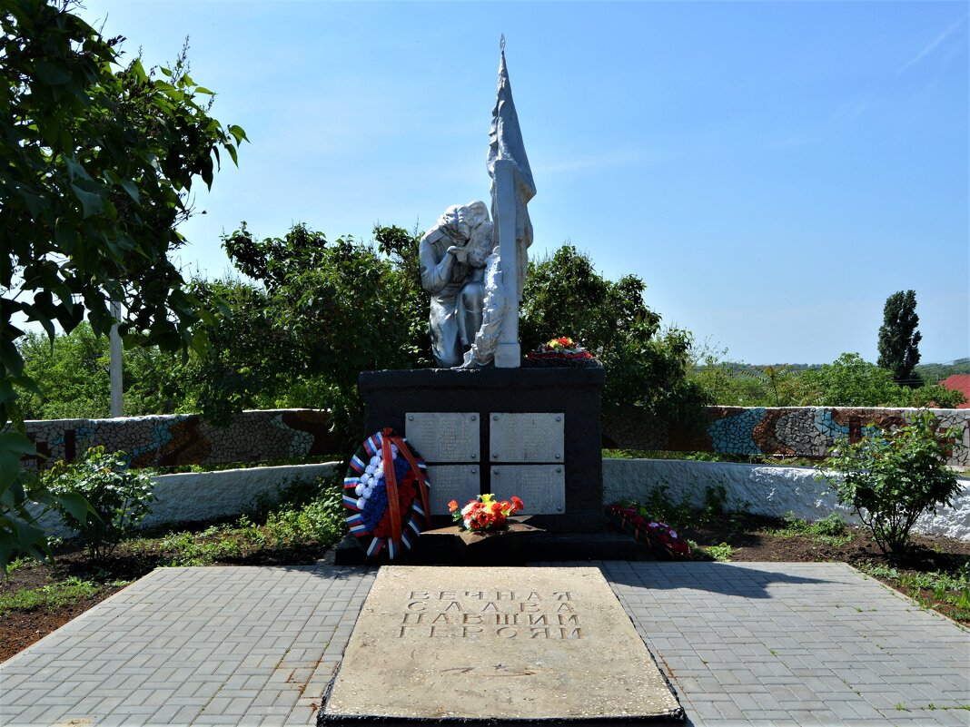 Пухляковский. Памятник советским воинам, погибшим в Великую Отечественную войну. - Пётр Чернега