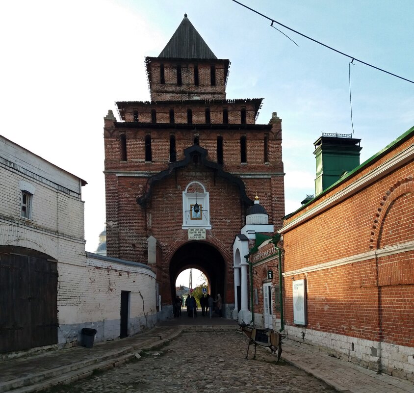 Пятницкие ворота Коломенского кремля.Историческая мостовая у входа в кремль. - Galina Solovova