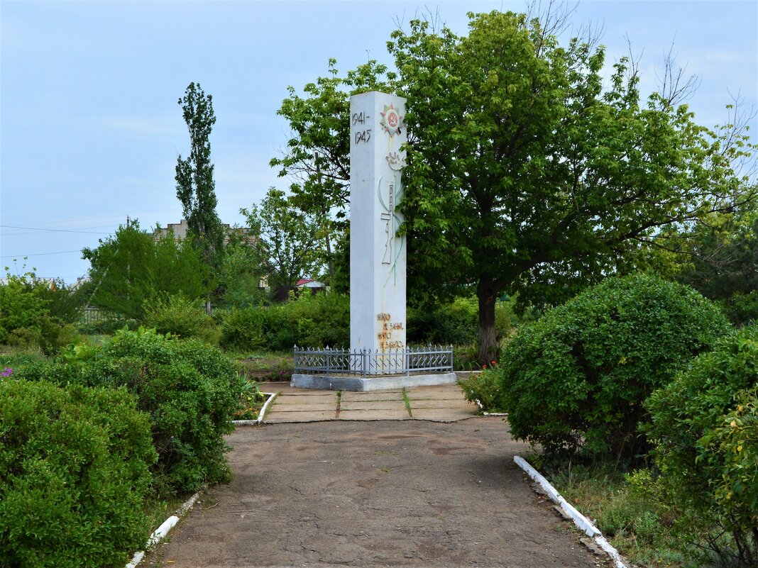 Каменск-Шахтинский. Стела памяти погибшим в Великую Отечественную войну. - Пётр Чернега