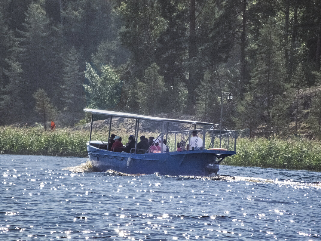 Параллельно с нами на аналогичном судёнышке идёт вторая группа туристов - Стальбаум Юрий Параллельно с нами на аналогичном судёнышке идёт вторая группа туристов - Стальбаум Юрий