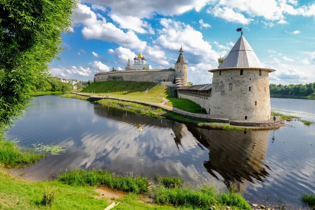 Псковский Кремль днём - Георгий А