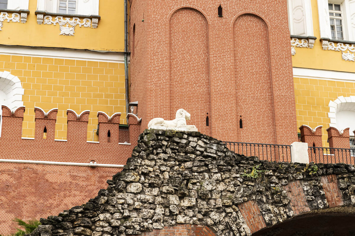 Лев на руинах - Александр 