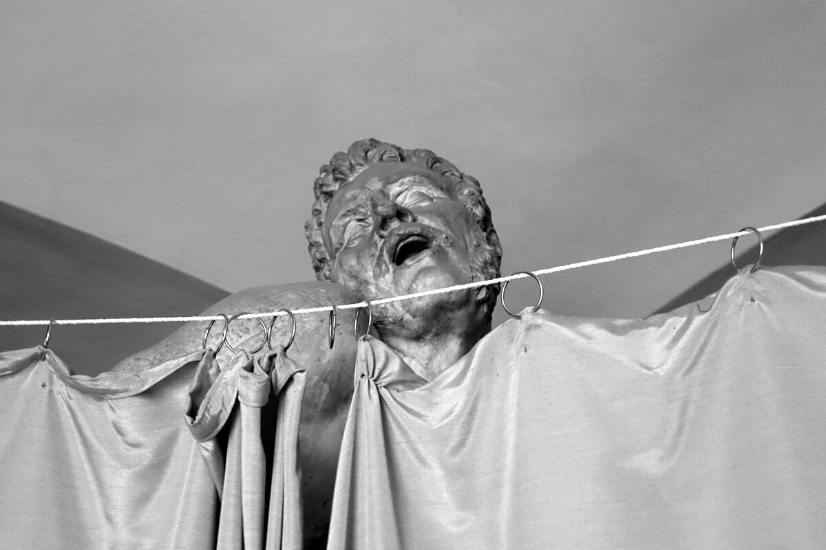 Скульптура явно не окончена. - Игорь Корф Скульптура явно не окончена. - Игорь Корф