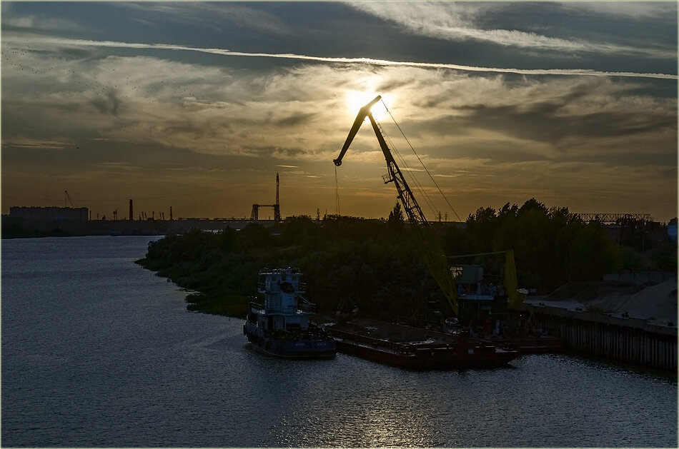 "Ах, эта магия заката! День прожит — нет ему возврата!.." - Петр Фролов "Ах, эта магия заката! День прожит — нет ему возврата!.." - Петр Фролов