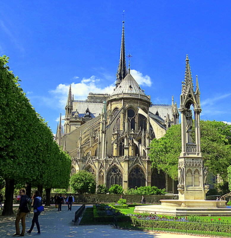 готический фонтан Богоматери в сквере Жана XXIII - ИРЭН@ . готический фонтан Богоматери в сквере Жана XXIII - ИРЭН@ .