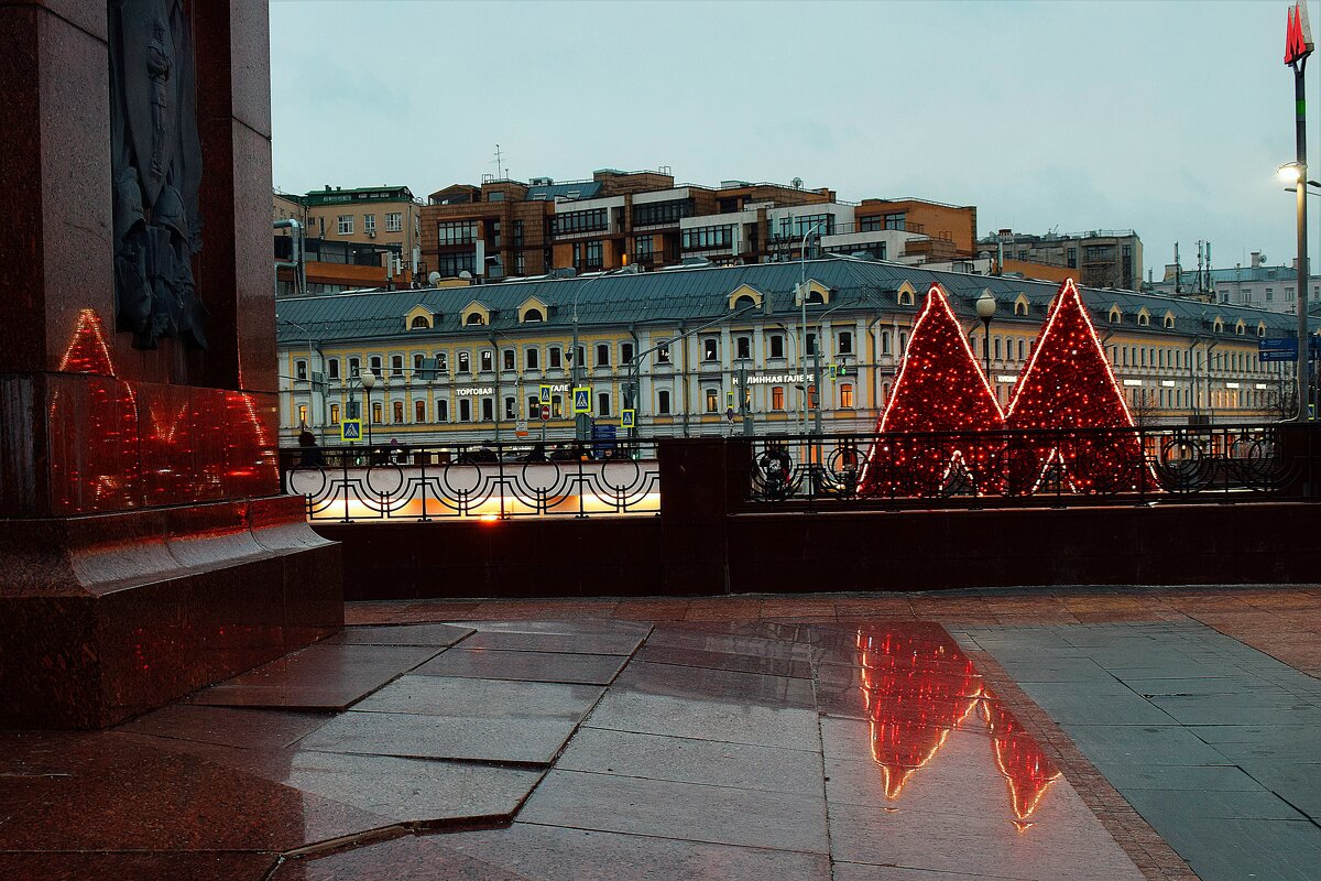 У станции метро "Трубная". - Татьяна Помогалова У станции метро "Трубная". - Татьяна Помогалова