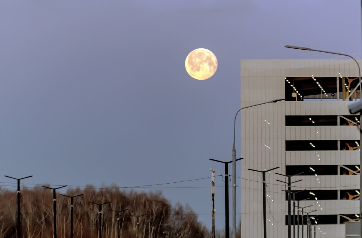 Апрельское полнолуние - Валерий Иванович