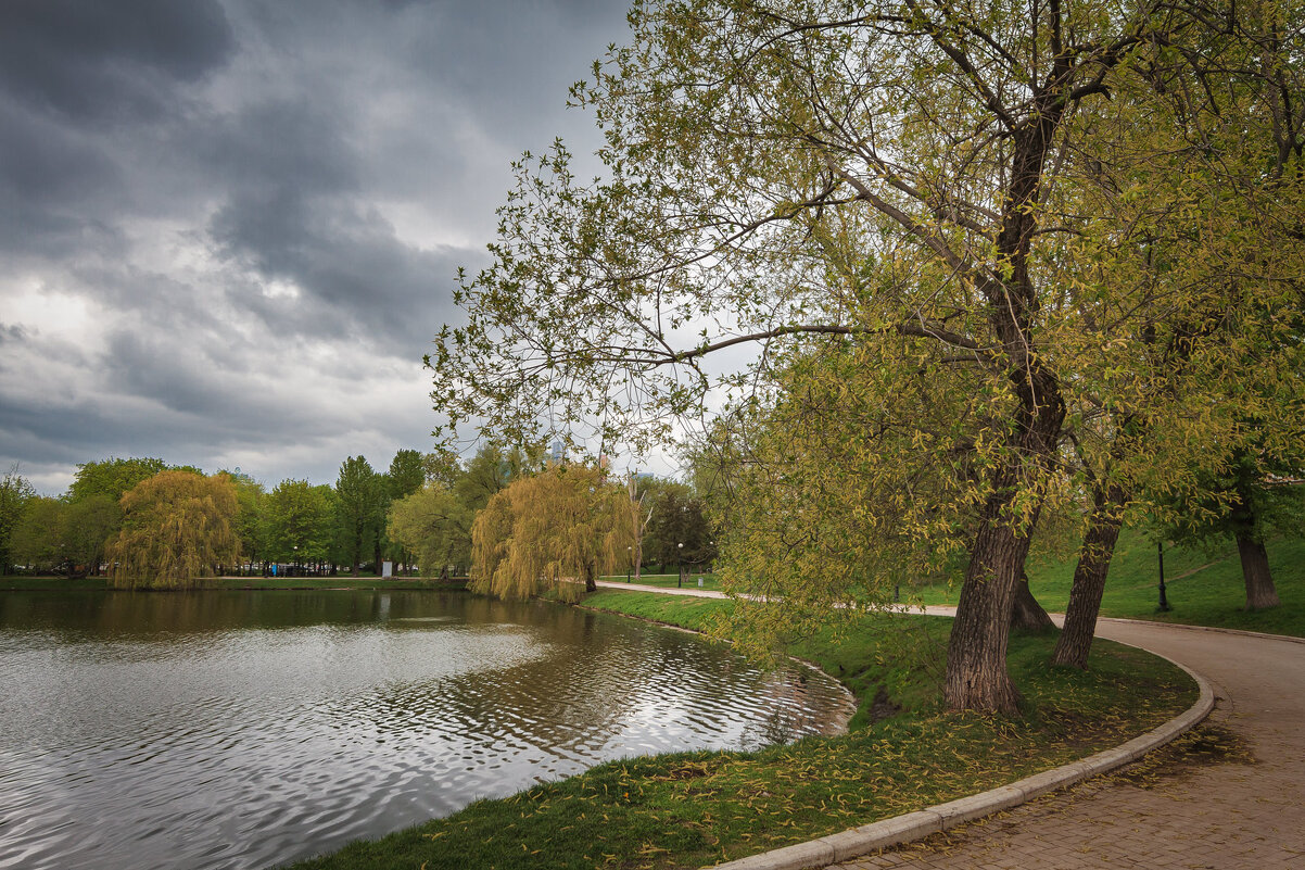 В весеннем парке... - Сергей Кичигин