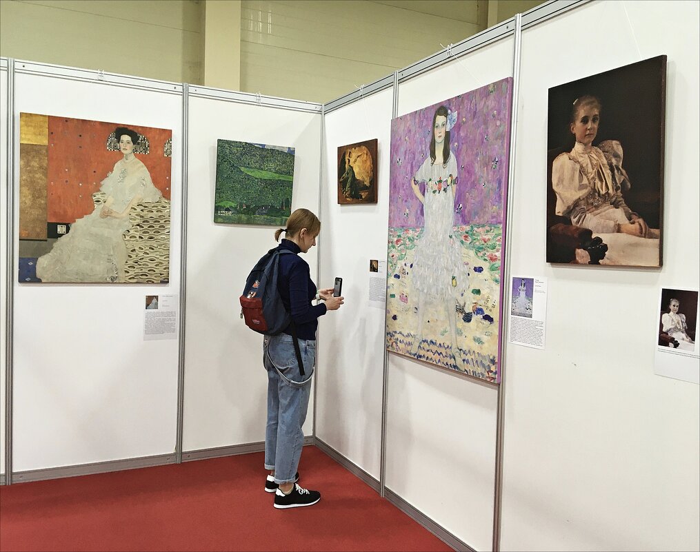 На выставке картин - Надежда 