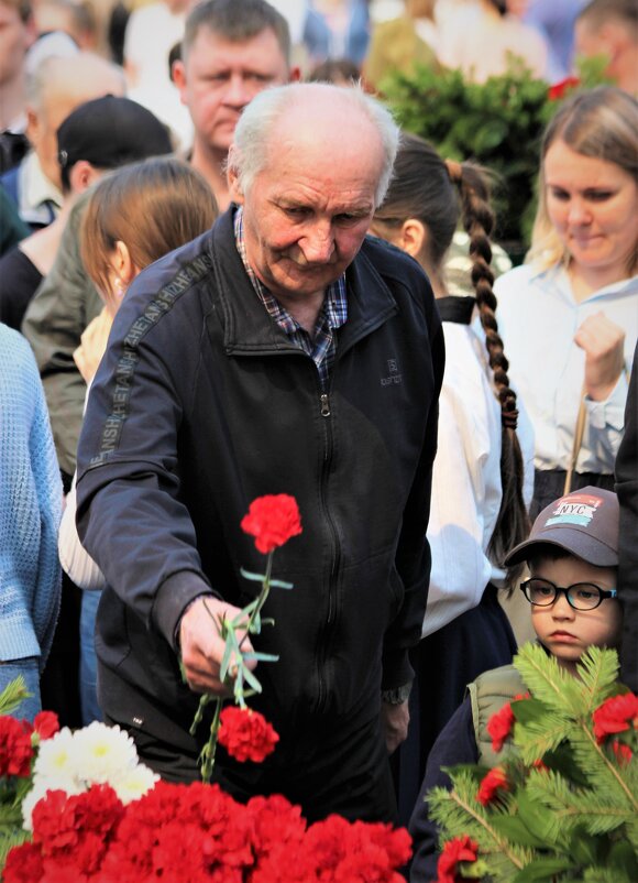 Возложение цветов к Вечному Огню - Василий 