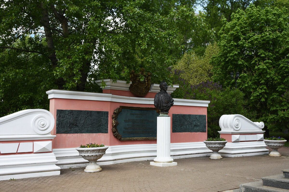 Москва. Екатерининский парк. Бюст А.В. Суворова. - Наташа *****